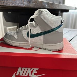 Women’s Nike Dunk Hi FLS